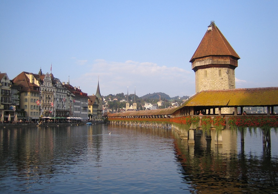 Wegbeschreibung zum Verlag: Stadtansicht Luzern mit Kapellbrücke