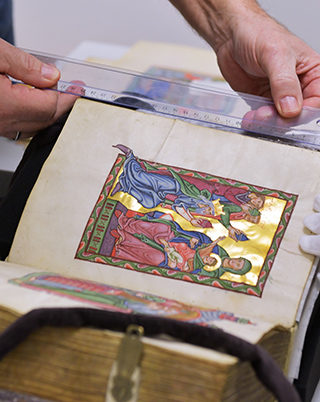 Bamberger Psalter, Originalvergleich (Überprüfung der Maße) in der Staatsbibliothek Bamberg Bamberger Psalter, Originalvergleich (Überprüfung der Maße) in der Staatsbibliothek Bamberg
